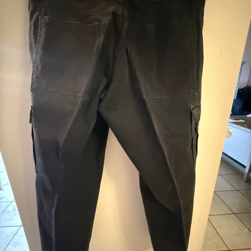 Men's Wrangler Relaxed Black Cargo Pants (36x30) - Picture 8 of 9